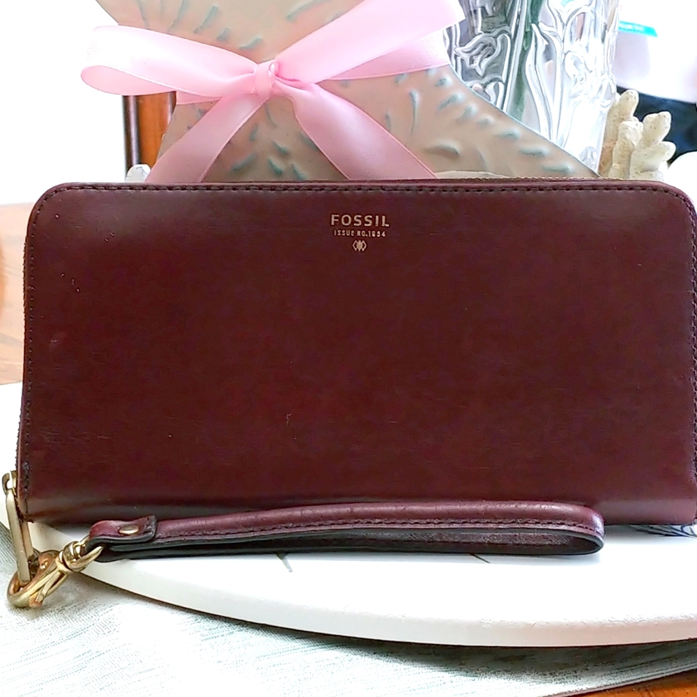 Fossil zip around wallet/wristlet
